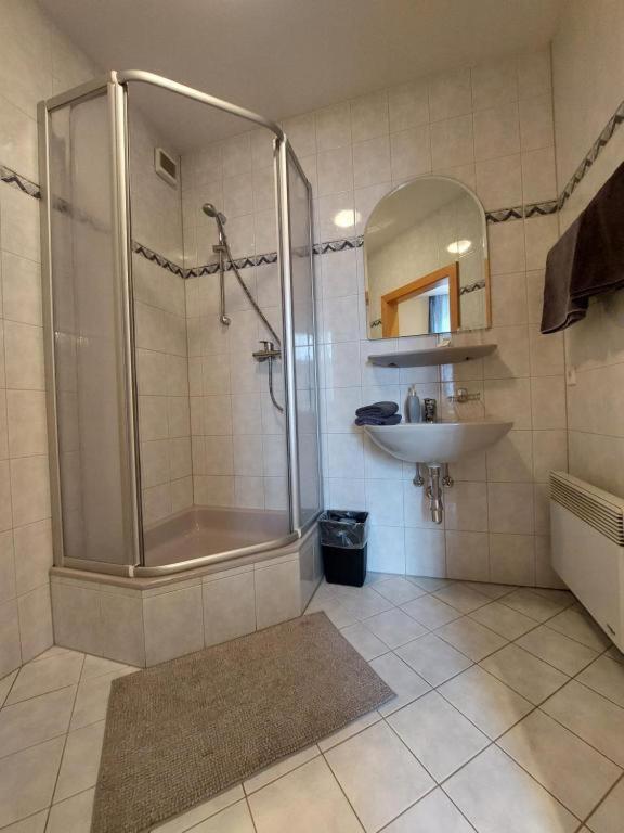 3 Raben - Leoben - Zimmer Fuer Geschaeftsreisende, Urlauber, Monteure Und Handwerker, Polski Pensjonat Austria Exteriér fotografie